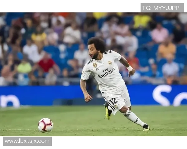 足球巨星的传奇人生：从草根到巅峰的奋斗故事与荣耀时刻