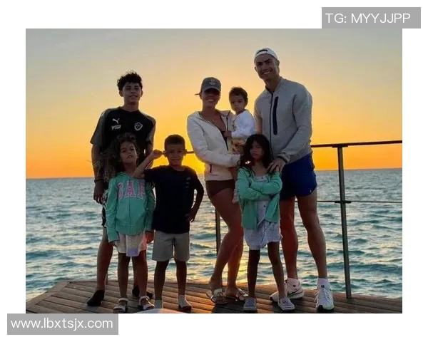 足球明星C罗现女友曝光两人甜蜜互动引发网友热议