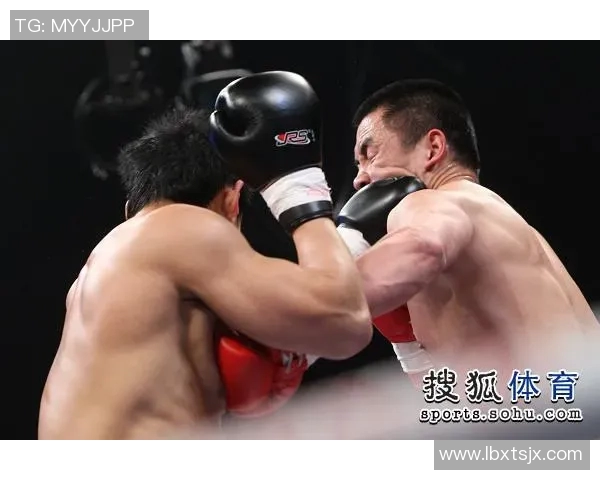 足球明星与卡梅隆亲密合影展现友谊与运动精神的完美结合