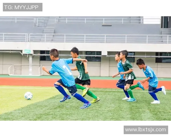 足球明星同框高清照片展现激情瞬间与友谊的完美结合