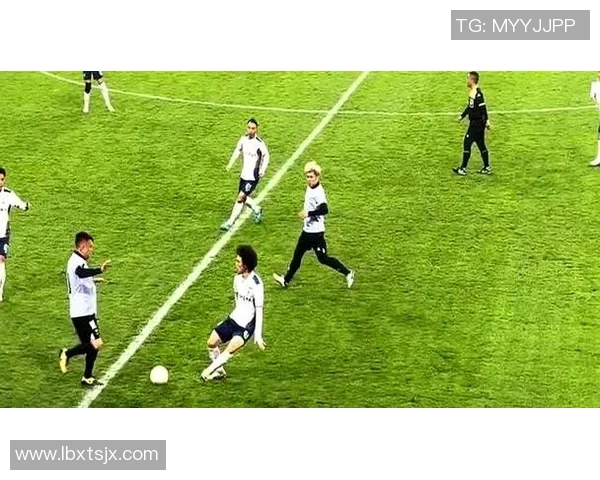 足球明星在比赛中意外踢人引发争议视频曝光引发热议