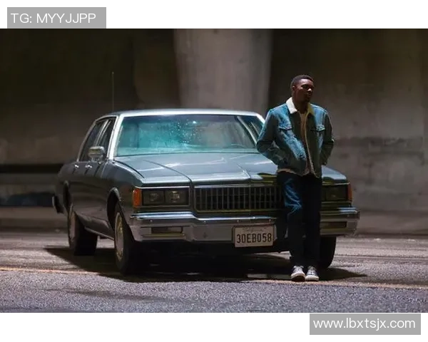 足球明星在街头遭遇抢劫衣物被盗引发粉丝热议与关注