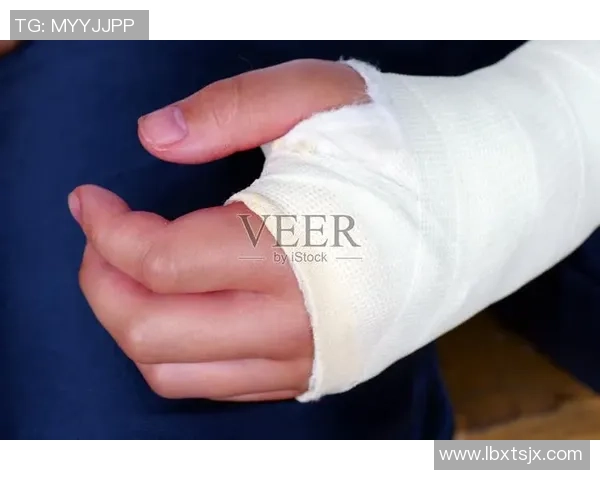 足球明星手骨折逆境重生重返赛场的励志故事