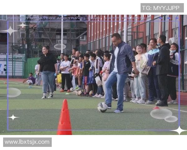 足球明星携儿子共度亲子时光展现温馨家庭生活的美好瞬间 足球明星携儿子共度亲子时光展现温馨家庭生活的美好瞬间