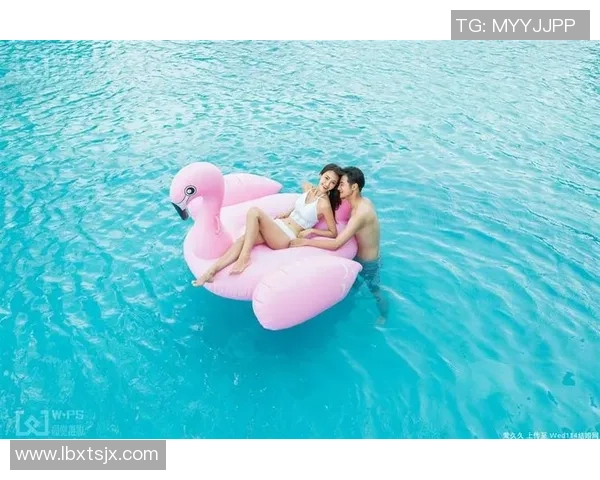 足球明星浪漫时刻在海边亲吻女友甜蜜瞬间引发热议