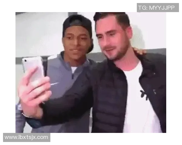 足球明星的假笑瞬间背后隐藏的真实情感与职业压力 足球明星的假笑瞬间背后隐藏的真实情感与职业压力