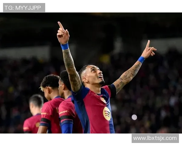 足球明星背影射门瞬间展现力量与激情的完美结合 足球明星背影射门瞬间展现力量与激情的完美结合